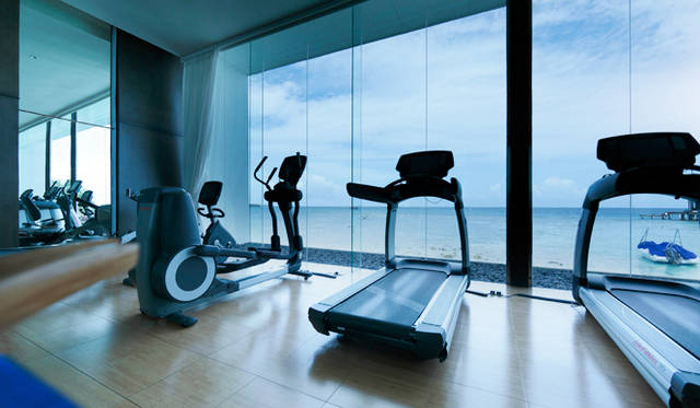 トレーニングマシンを備えたスタジオ。1回60分の個人レッスンも