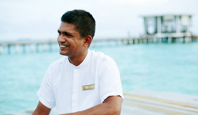 フロントマネージャーのウォーリー・フェルナンデスさん。「普段は忙しくて自分のための時間が取れないという方にも、ジュメイラ・デヴァナフシでは、自分の心の赴くままに過ごしてもらいたい。そのためにあらゆる手を尽くすのがバトラーとわたしの仕事です」