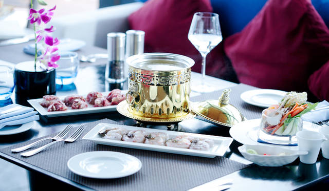 こちらはなんと、日本のしゃぶしゃぶからインスピレーションを得たという鍋