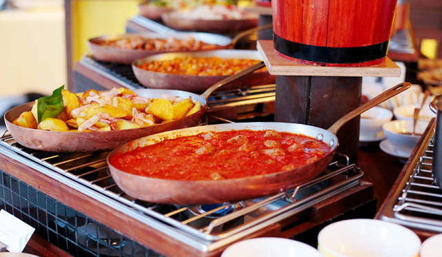 毎夜、さまざまな工夫をこらしたイベントがおこなわれている。この日は「シーフード・ナイト・ビュッフェ」の日