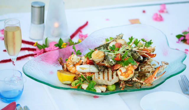 ロブスターとシャンパーニュが自慢のレストラン「ムマヤズ」が、砂浜まで料理を届けてくれる