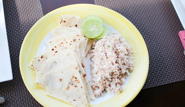 モルディブ人にとって朝食の定番といえば「マスフニ」。スパイスで味つけしたカツオのフレークを、ロシに巻いて食べる