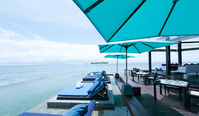 水上ヴィラの敷地内に建つレストラン「アザラ」。波の音を聞きながらとる食事は格別だ