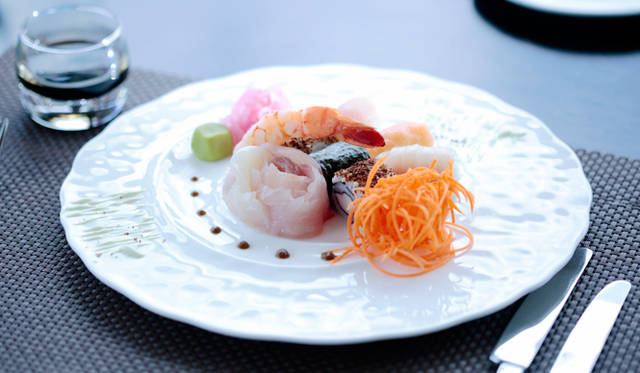 メニューに「SASIMI」の文字を発見。試しに頼んでみると、モルディブ風に少しアレンジされた刺身が登場した