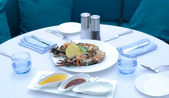 シーフードの鉄板焼きなど、魚介類中心のメニューが並ぶ