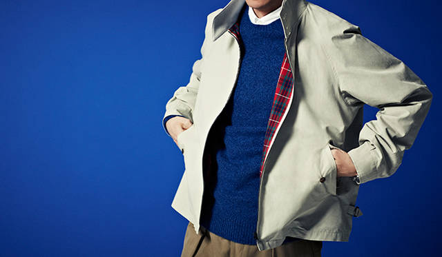 BARACUTA／1937年、ジョン・ミラーとアイザック・ミラーの兄弟によって、英国のマンチェスター郊外に設立されたバラクータ。創業当時は、防水性と防風性に優れたレインウェアを手がけていたことでも有名。「G3」モデルをベースにしたこのブルゾンは、表地にテーラードファブリックのコットンリネンを採用。裏地に使われた、バラクータならではのアイコニックなチェックが目を引きつける。ブルゾン7万2360円、ニット5万760円、シャツ2万8080円、トラウザーズ3万5640円（すべてマーガレット・ハウエル）
