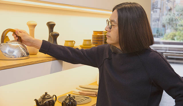 マーガレット・ハウエルの神南店で商品を眺める祐真朋樹さん。