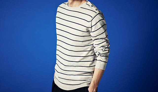 JOHN SMEDLEY／1784年、ジョン・スメドレーが自身の名を冠し、英国のダービーシャー州でスタートしたブランドは、30ゲージの目の細かい軽量なニットウェアに特徴がある。写真のシーアイランドコットンを使ったクルーネックの一着は、フォルムや色、ボーダーのピッチをオリジナルで製作。左肩に配したボタンがカジュアルなムードを演出する。ニット3万5640円、トラウザーズ2万3760円（ともにマーガレット・ハウエル）