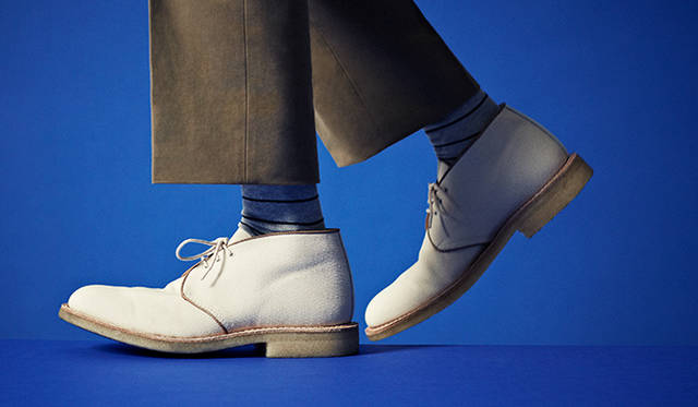 TRICKER’S／1829年、英国のノーザンプトンに設立された高級紳士靴メーカー、トリッカーズ。ロンドンの直営店には、英国王室チャールズ皇太子御用達の紋章が掲げられていることでも知られる。マーガレット・ハウエルとのコラボレーションは、約30年以上に渡って続いている。クレープソールのチャッカブーツは、アッパーにカジュアルな雰囲気を演出するキャンバス地を使用。写真のホワイトのほかにブラックも展開。シューズ8万5320円、トラウザーズ3万5640円、ソックス3240円（すべてマーガレット・ハウエル）