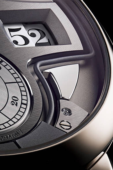 <strong>ツァイトヴェルク・ミニッツリピーター</strong></br>ケース｜プラチナ</br>直径｜44.2m</br>厚さ｜14.1mm</br>ムーブメント｜手巻き（Cal.L043.5）</br>機能｜回転ディスクによるデジタル式時分表示、10進式ミニッツリピーター、パワーリザーブ表示</br>ストラップ｜アリゲーター</br>防水性｜日常生活防水</br>発売時期｜11月以降予定</br>価格｜未定（参考ドイツ国内の予価は44万ユーロの予定）</br></br>A.ランゲ＆ゾーネ</br>Tel.03-3288-6639</br>http://www.alange-soehne.com/<br/>