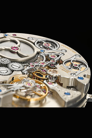 <strong>ツァイトヴェルク・ミニッツリピーター</strong></br>ケース｜プラチナ</br>直径｜44.2m</br>厚さ｜14.1mm</br>ムーブメント｜手巻き（Cal.L043.5）</br>機能｜回転ディスクによるデジタル式時分表示、10進式ミニッツリピーター、パワーリザーブ表示</br>ストラップ｜アリゲーター</br>防水性｜日常生活防水</br>発売時期｜11月以降予定</br>価格｜未定（参考ドイツ国内の予価は44万ユーロの予定）</br></br>A.ランゲ＆ゾーネ</br>Tel.03-3288-6639</br>http://www.alange-soehne.com/<br/>