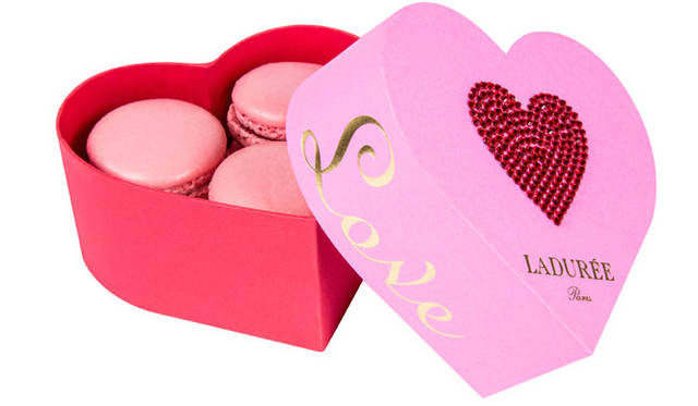 <strong>ラデュレの2015年バレンタイン</strong>　ロマンティックなピンクと赤が重なり合うハート形のマカロンボックスの上には、クリスタルでかたどったもう一つのハートが輝く。「限定マカロンボックス“クール・クリスタル”」（6個入）2808円　2015年1月30日（金）発売