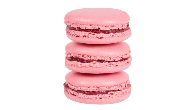 <strong>ラデュレの2015年バレンタイン</strong>　ふたつのマカロン・コックの間に、フランボワーズのコンフィチュールとジンジャーのアンフュージョンを挟んだ限定版。「限定マカロン“ローズ・フランボワーズ・ジャンジャンブル”」（1個）284円　2015年2月1日（日）～3月31日（火）まで販売