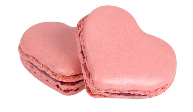 <strong>ラデュレの2015年バレンタイン</strong>　ふたつのハート形のマカロン・コックの間に、フランボワーズのコンフィチュールとジンジャーのアンフュージョンを挟んだハート形。「ハート形限定マカロン“クール・マカロン”」価格未定　2015年2月1日（日）～2月14日（土）まで、銀座店、日本橋店、新宿店で販売