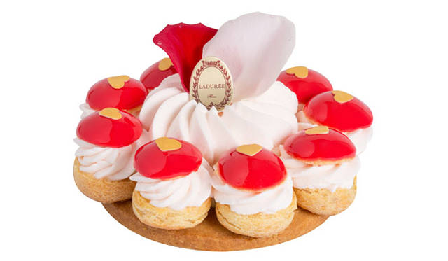 <strong>ラデュレの2015年バレンタイン</strong>　バターをたっぷり使ったサブレ・ブルトンの上に、フランボワーズとジンジャーのコンフィチュール、ローズ風味の口当たりのやさしいカスタードクリーム、フランボワーズの果実を重ね、最後にローズ風味のクレーム・シャンティで飾ったスイーツ。「サントノレ・ジュリエット」2名用・価格未定　2015年2月1日（日）～2月14日（土）まで、銀座店、日本橋店、新宿店で販売