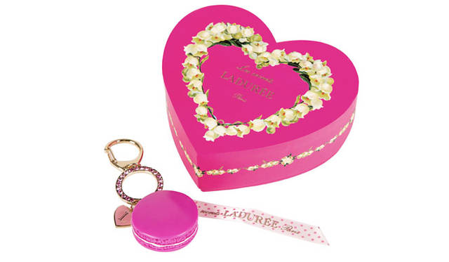 <strong>ラデュレの2015年バレンタイン</strong>　花のモチーフが描かれたハート形のボックスの中には、ピンクのマカロンをかたどった愛らしいバッグチャームが大切に収められている。「限定バッグチャーム“フリュイ・デ・ボワ・ジャスマン”」3240円