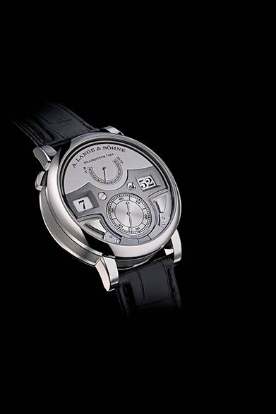 <strong>ツァイトヴェルク・ミニッツリピーター</strong></br>ケース｜プラチナ</br>直径｜44.2m</br>厚さ｜14.1mm</br>ムーブメント｜手巻き（Cal.L043.5）</br>機能｜回転ディスクによるデジタル式時分表示、10進式ミニッツリピーター、パワーリザーブ表示</br>ストラップ｜アリゲーター</br>防水性｜日常生活防水</br>発売時期｜11月以降予定</br>価格｜未定（参考ドイツ国内の予価は44万ユーロの予定）</br></br>A.ランゲ＆ゾーネ</br>Tel.03-3288-6639</br>http://www.alange-soehne.com/<br/>