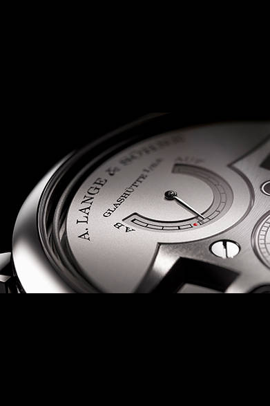 <strong>ツァイトヴェルク・ミニッツリピーター</strong></br>ケース｜プラチナ</br>直径｜44.2m</br>厚さ｜14.1mm</br>ムーブメント｜手巻き（Cal.L043.5）</br>機能｜回転ディスクによるデジタル式時分表示、10進式ミニッツリピーター、パワーリザーブ表示</br>ストラップ｜アリゲーター</br>防水性｜日常生活防水</br>発売時期｜11月以降予定</br>価格｜未定（参考ドイツ国内の予価は44万ユーロの予定）</br></br>A.ランゲ＆ゾーネ</br>Tel.03-3288-6639</br>http://www.alange-soehne.com/<br/>