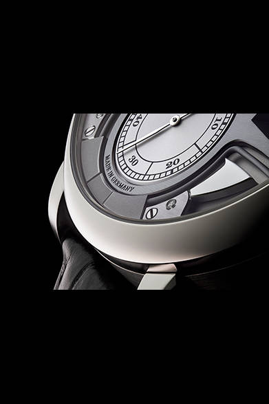 <strong>ツァイトヴェルク・ミニッツリピーター</strong></br>ケース｜プラチナ</br>直径｜44.2m</br>厚さ｜14.1mm</br>ムーブメント｜手巻き（Cal.L043.5）</br>機能｜回転ディスクによるデジタル式時分表示、10進式ミニッツリピーター、パワーリザーブ表示</br>ストラップ｜アリゲーター</br>防水性｜日常生活防水</br>発売時期｜11月以降予定</br>価格｜未定（参考ドイツ国内の予価は44万ユーロの予定）</br></br>A.ランゲ＆ゾーネ</br>Tel.03-3288-6639</br>http://www.alange-soehne.com/<br/>