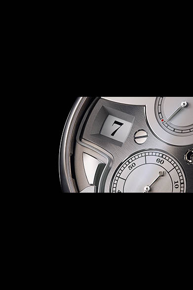 <strong>ツァイトヴェルク・ミニッツリピーター</strong></br>ケース｜プラチナ</br>直径｜44.2m</br>厚さ｜14.1mm</br>ムーブメント｜手巻き（Cal.L043.5）</br>機能｜回転ディスクによるデジタル式時分表示、10進式ミニッツリピーター、パワーリザーブ表示</br>ストラップ｜アリゲーター</br>防水性｜日常生活防水</br>発売時期｜11月以降予定</br>価格｜未定（参考ドイツ国内の予価は44万ユーロの予定）</br></br>A.ランゲ＆ゾーネ</br>Tel.03-3288-6639</br>http://www.alange-soehne.com/<br/>