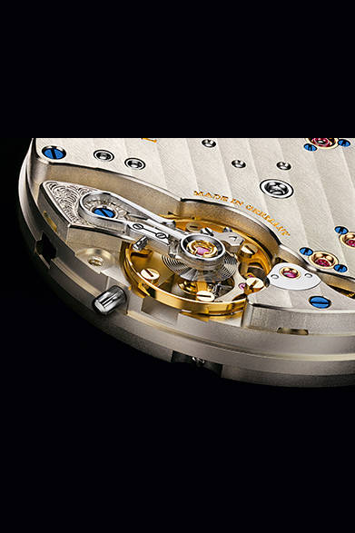 <strong>ランゲ１</strong></br>ケース｜18Kイエローゴールド、18Kピンクゴールド、プラチナの3種類。</br>直径｜38.5mm</br>厚さ｜9.8mm</br>ムーブメント｜手巻き（Cal.L121.1）</br>機能｜時分表示ダイヤル、ストップセコンド機能搭載、スモールセコンド、パワーリザーブ表示、２枚のディスクによる日付表示（アウトサイズデイト）</br>ストラップ｜アリゲーター</br>防水性｜日常生活防水</br>発売時期｜6月以降予定</br>税込予価｜370万9800円（18Kイエローゴールド、18Kピンゴールド）、529万2000円（プラチナ）</br></br>A.ランゲ＆ゾーネ</br>Tel.03-3288-6639</br>http://www.alange-soehne.com/<br/>