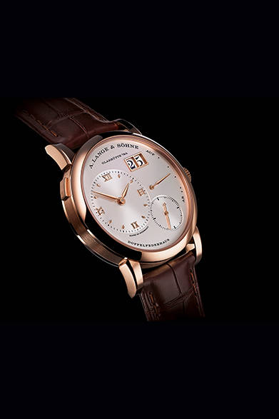 <strong>ランゲ１</strong></br>ケース｜18Kピンクゴールド</br>直径｜38.5mm</br>厚さ｜9.8mm</br>ムーブメント｜手巻き（Cal.L121.1）</br>機能｜時分表示ダイヤル、ストップセコンド機能搭載、スモールセコンド、パワーリザーブ表示、２枚のディスクによる日付表示（アウトサイズデイト）</br>ストラップ｜アリゲーター</br>防水性｜日常生活防水</br>発売時期｜6月以降予定</br>税込予価｜370万9800円</br></br>A.ランゲ＆ゾーネ</br>Tel.03-3288-6639</br>http://www.alange-soehne.com/<br/>