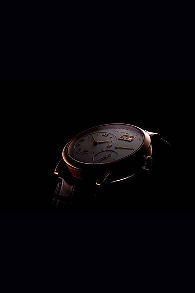 <strong>ランゲ１</strong></br>ケース｜18Kピンクゴールド</br>直径｜38.5mm</br>厚さ｜9.8mm</br>ムーブメント｜手巻き（Cal.L121.1）</br>機能｜時分表示ダイヤル、ストップセコンド機能搭載、スモールセコンド、パワーリザーブ表示、２枚のディスクによる日付表示（アウトサイズデイト）</br>ストラップ｜アリゲーター</br>防水性｜日常生活防水</br>発売時期｜6月以降予定</br>税込予価｜370万9800円</br></br>A.ランゲ＆ゾーネ</br>Tel.03-3288-6639</br>http://www.alange-soehne.com/<br/>