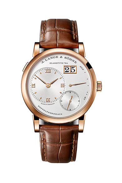 <strong>ランゲ１</strong></br>ケース｜18Kピンクゴールド</br>直径｜38.5mm</br>厚さ｜9.8mm</br>ムーブメント｜手巻き（Cal.L121.1）</br>機能｜時分表示ダイヤル、ストップセコンド機能搭載、スモールセコンド、パワーリザーブ表示、２枚のディスクによる日付表示（アウトサイズデイト）</br>ストラップ｜アリゲーター</br>防水性｜日常生活防水</br>発売時期｜6月以降予定</br>税込予価｜370万9800円</br></br>A.ランゲ＆ゾーネ</br>Tel.03-3288-6639</br>http://www.alange-soehne.com/<br/>