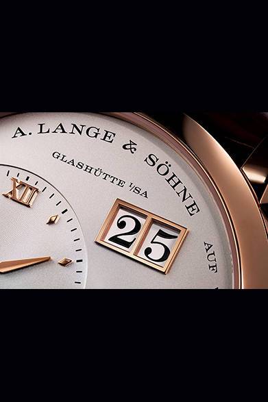 <strong>ランゲ１</strong></br>ケース｜18Kピンクゴールド</br>直径｜38.5mm</br>厚さ｜9.8mm</br>ムーブメント｜手巻き（Cal.L121.1）</br>機能｜時分表示ダイヤル、ストップセコンド機能搭載、スモールセコンド、パワーリザーブ表示、２枚のディスクによる日付表示（アウトサイズデイト）</br>ストラップ｜アリゲーター</br>防水性｜日常生活防水</br>発売時期｜6月以降予定</br>税込予価｜370万9800円</br></br>A.ランゲ＆ゾーネ</br>Tel.03-3288-6639</br>http://www.alange-soehne.com/<br/>