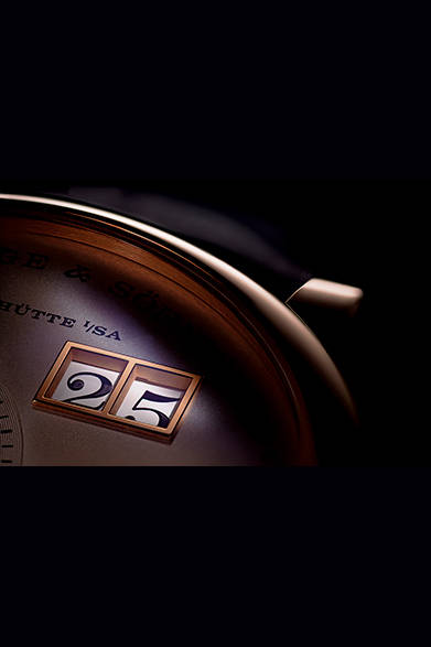 <strong>ランゲ１</strong></br>ケース｜18Kピンクゴールド</br>直径｜38.5mm</br>厚さ｜9.8mm</br>ムーブメント｜手巻き（Cal.L121.1）</br>機能｜時分表示ダイヤル、ストップセコンド機能搭載、スモールセコンド、パワーリザーブ表示、２枚のディスクによる日付表示（アウトサイズデイト）</br>ストラップ｜アリゲーター</br>防水性｜日常生活防水</br>発売時期｜6月以降予定</br>税込予価｜370万9800円</br></br>A.ランゲ＆ゾーネ</br>Tel.03-3288-6639</br>http://www.alange-soehne.com/<br/>