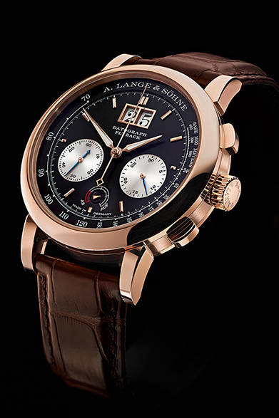 <strong>ダトグラフ UP/DOWN</strong></br>ケース｜18Kピンクゴールド</br>直径｜41mm</br>厚さ｜13.1mm</br>ムーブメント｜手巻き（Cal.L951.6）</br>機能｜時分表示ダイヤル、ストップセコンド機能搭載、スモールセコンド、クロノグラフ（30分積算のプレシジョンミニッツカウンター付き、フライバック機能）、パワーリザーブ表示、アウトサイズデイト</br>ストラップ｜アリゲーター</br>防水性｜日常生活防水</br>発売時期｜5月以降予定</br>税込予価｜856万4400円</br></br>A.ランゲ＆ゾーネ</br>Tel.03-3288-6639</br>http://www.alange-soehne.com/<br/>