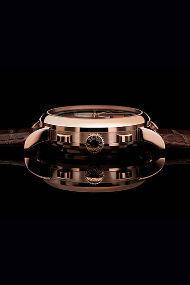 <strong>ダトグラフ UP/DOWN</strong></br>ケース｜18Kピンクゴールド</br>直径｜41mm</br>厚さ｜13.1mm</br>ムーブメント｜手巻き（Cal.L951.6）</br>機能｜時分表示ダイヤル、ストップセコンド機能搭載、スモールセコンド、クロノグラフ（30分積算のプレシジョンミニッツカウンター付き、フライバック機能）、パワーリザーブ表示、アウトサイズデイト</br>ストラップ｜アリゲーター</br>防水性｜日常生活防水</br>発売時期｜5月以降予定</br>税込予価｜856万4400円</br></br>A.ランゲ＆ゾーネ</br>Tel.03-3288-6639</br>http://www.alange-soehne.com/<br/>