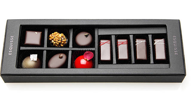 <strong>ESqUISSE  エスキス</strong><br/>今年のボンボンショコラ“バルション”は、シェフ・パティシエ成田一世氏がこよなく愛するベネズエラのチュアオ村のカカオと、マダガスカル産のクリオロ種をフィーチャー。砂糖をくわえず、日本ミツバチのはちみつのみの甘さで仕上げたシンプルなボンボンなど、香りの成分から分析した素材を厳選して組み合わせた、あらたなハーモニーが楽しめる。<br/><br/><strong>「ボンボンショコラ」</strong><br/>価格｜5000円（10個入り）<br/>販売期間｜2月14日（土）まで<br/>販売店舗｜ESqUISSE<br/><br/>ESqUISSE エスキス<br/>東京都中央区銀座5丁目4-6 ロイヤルクリスタル銀座 9F<br/>Tel. 03-5537-5580<br/>http://www.esquissetokyo.com
