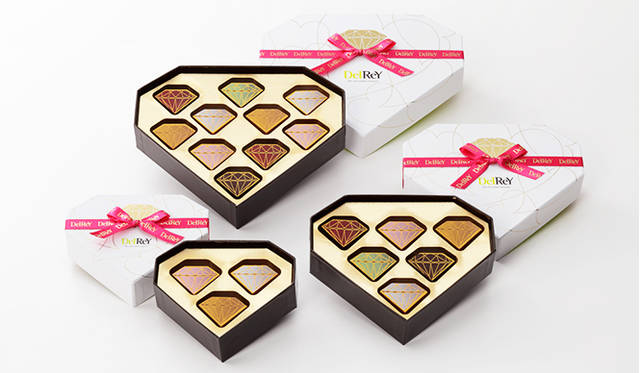 <strong>デルレイ</strong><br/>本店のあるアントワープがダイヤモンド取引の中心地であることから、 “ダイヤモンド型ショコラ”でおなじみのベルギーの老舗ショコラトリー「デルレイ」。定番アイテムにくわえ、今年はピンクダイヤモンド（ミルク）やラインダイヤモンド（ダーク）など、4つのニューフレーバーがお目見え。ダイヤモンドボックスに収められた、華やかなたたずまいはプレゼントにもぴったり。<br/><br/><strong>「デルレイ　ダイヤモンドＢＯＸ」</strong><br/>価格｜1944円（3個入り）、3564円（6個入り）、5724円（10個入り）<br/>販売期間｜2月14日（土）まで<br/>販売店舗｜デルレイ銀座店、デルレイ表参道ヒルズ店、全国有名百貨店<br/><br/>デルレイ・ジャパン株式会社<br/>Tel. 03-6435-9030<br/>http://www.delrey.co.jp/