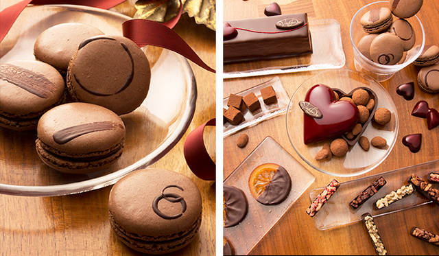 <strong>ハイアット リージェンシー 東京</strong><br/>世界中のショコラティエやパティシエから支持されるイタリア・ドモーリ社のチョコレートを使い、カカオ分の量やエクアドルやマダガスカルといった産地による香りや味わいの違いを、5つのマカロンで表現。甘味と苦味、酸味、香りにそれぞれの個性が感じられ、チョコレートの多彩な表情と奥深い世界を探求したい人にぴったりのショコラスイーツ。<br/><br/><strong>「5種のショコラマカロン」</strong><br/>価格｜1512円<br/>販売期間｜～2月14日（土）<br/>販売店舗｜ハイアット リージェンシー 東京　ロビーフロア・2F「ペストリーショップ」<br/><br/>ハイアット リージェンシー 東京<br/>東京都新宿区西新宿2-7-2<br/>Tel. 03-3348-1234（代表）ペストリーショップ