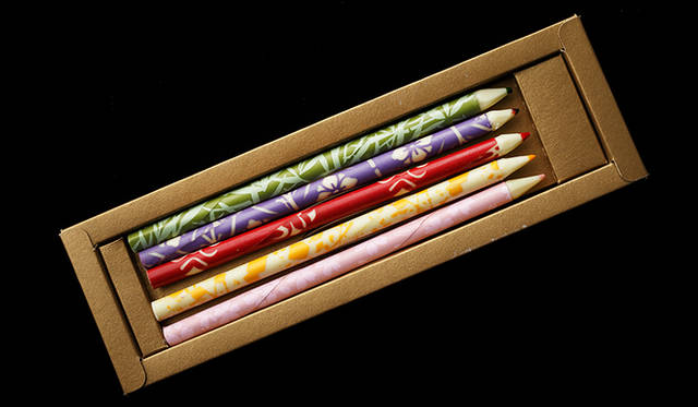 <strong>パレスホテル東京</strong><br/>彩り鮮やかな「クレヨン・コロレ」は、色鉛筆に見立てたオリジナリティあふれるショコラ。ホワイトチョコレートでつくられた軸には、江戸千代紙や着物の模様など日本の伝統的な柄をまとわせ、筆先の芯まで繊細に表現。ペンケースをイメージしたボックスにアソートされた、遊び心あふれる一品だ。<br/><br/><strong>「クレヨン・コロレ」</strong><br/>価格｜3024円（5本入り）　<br/>販売期間｜2月１日（日）～2月14日（土）　（※300個限定）<br/>販売店舗｜パレスホテル東京 B1階ペストリーショップ「Sweets & Deli」<br/><br/>パレスホテル東京　Sweets & Deli<br/>東京都千代田区丸の内1-1-1<br/>Tel. 03-3211-5315<br/>http://www.palacehoteltokyo.com/restaurant/sweets_deli