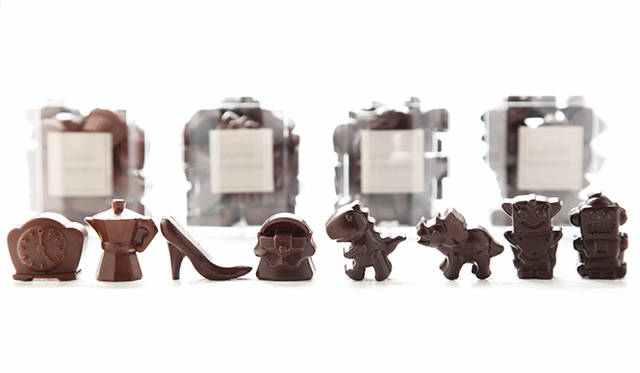 <strong>ウェスティンホテル東京</strong><br/>エグゼクティブペストリーシェフ、鈴木一夫氏が手がけるバレンタイン限定アイテムは、純粋で芳醇なカカオの味わいが楽しめる、カカオバリーのチョコレートモチーフ。ミニチュアサイズのロボットや恐竜、ティーカップやハイヒールなど、思わず顔がほころぶ愛らしさ。キラキラ装飾されたモチーフも、ボックスにひとつずつ隠されている。<br/><br/><strong>「チョコレートモチーフ」</strong><br/>価格｜900円（小）、1380円（大）<br/>販売期間｜2月14日（土）まで<br/>販売店舗｜ウェスティンホテル東京 1階「ウェスティン デリ」<br/><br/>ウェスティンホテル東京<br/>東京都目黒区三田1-4-1<br/>Tel. 03-5423-7778（ウェスティン デリ）<br/>http://www.westin-tokyo.co.jp