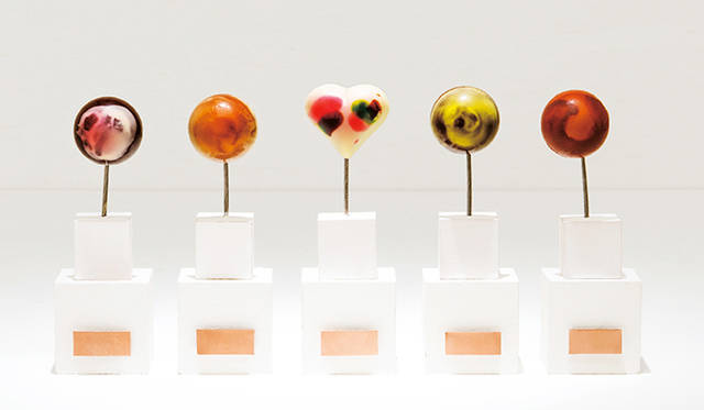 <strong>日本橋三越本店</strong><br/>「ブルガリ イル・チョコラート」で活躍していた三浦直樹氏のプロデュースによる、岡田美術館のオリジナルチョコレートブランド。胡桃×西京味噌や松茸×焼酎といった、個性的なフレーバーをラインナップ。厳選された風味豊かな和素材が織りなす、飾りたくなるチョコレートだ。<br/><br/>岡田美術館チョコレート<br/><strong>「ボンボンショコラセレクション」</strong><br/>価格｜2600円<br/>販売期間｜2月14日（土）まで<br/>販売店舗｜日本橋三越本店限定<br/><br/>日本橋三越本店<br/>東京都中央区日本橋室町1-4-1<br/>Tel. 03-3241-3311（大代表）<br/>http://www.mitsukoshi.co.jp