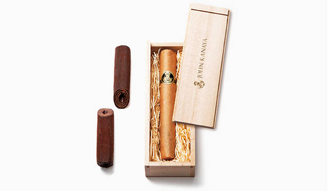 <strong>日本橋三越本店</strong><br/>品格ともてなし、料理と空間、伝統と革新を紡いだレストラン「JOHN　KANAYA麻布」。マルス蒸溜所が三越伊勢丹のために造り出したジャパニーズ・ブレンデッド・ウィスキー「繋（つなぐ）」と、ドミニカ産カカオ59％を使用し、見た目もそっくりな葉巻ショコラが誕生した。<br/><br/>ジョンカナヤ<br/><strong>「葉巻ショコラ　繋」</strong><br/>価格｜4320円<br/>販売期間｜2月14日（土）まで<br/>販売店舗｜日本橋三越本店限定<br/><br/>日本橋三越本店<br/>東京都中央区日本橋室町1-4-1<br/>Tel. 03-3241-3311（大代表）<br/>http://www.mitsukoshi.co.jp