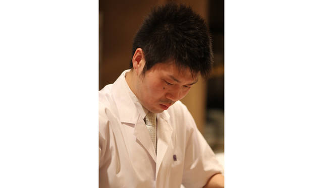 料理人　長谷川在佑 氏（傳　シェフ）