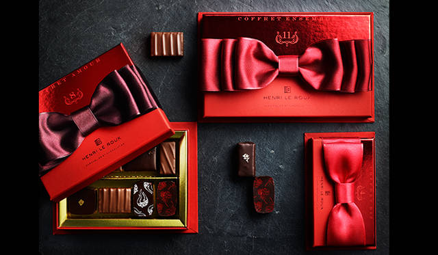 <strong>アンリ・ルルー</strong><br/>ショコラティエ・エ・キャラメリエ「アンリ・ルルー」の今年のテーマは「真冬のバカンス」。寒い冬に南国を想起させるココナッツの風味や、情熱的なバラの香り、そしてなめらかな食感のガナッシュなど、香り、味わい、テクスチャーに富んだ、さまざまな味わいが楽しめるボンボン・ショコラのバレンタイン限定詰め合わせ。寒さを吹き飛ばし、甘いひとときをもたらしてくれる。<br/><br/><strong>「コフレ・ビズ」</strong><br/>価格｜1512円（4個入り）<br/><strong>「コフレ・アムール」</strong><br/>価格｜2916円（8個入り）<br/><strong>「コフレ・アンサンブル」</strong><br/>価格｜3996円（11個入り）<br/>販売期間｜2月14日（土）までを予定<br/>販売店舗｜直営ブティック、各百貨店催事場<br/><br/>アンリ・ルルー<br/>お客様相談室 0120-033-340<br/>http://www.henri-leroux.com