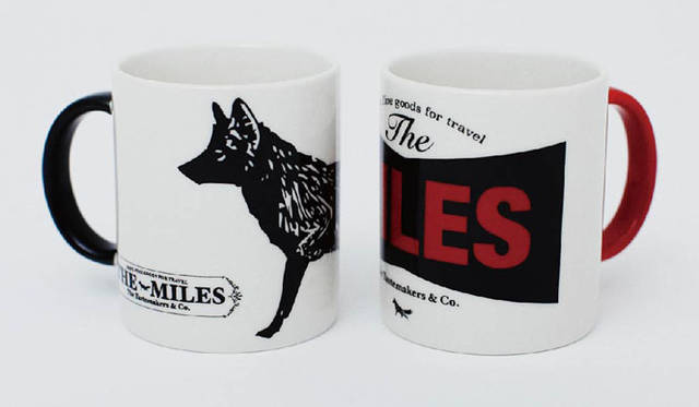 岐阜県の多治見焼で作り上げたボディに、クラシックなロゴとキツネのモチーフを大きくプリント。マグカップ各1296円（The MILES）