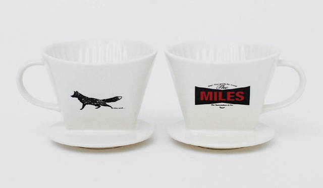 多治見焼の白いボディにクラシカルなロゴマーク入り。ドリッパー各1620円（The MILES）