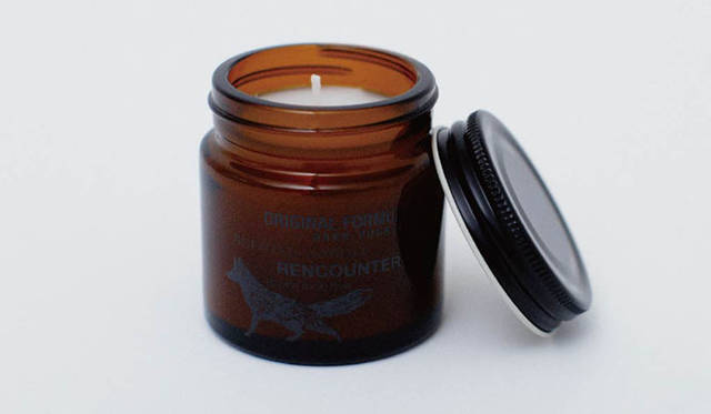 「Sleep well＝よく眠れる」という名前がつけられたリラックス感のある香りをセレクト。キャンドル1728円（The MILES）