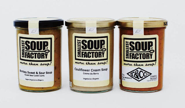 創業者のミシェル・ヤンセンが世界中を旅してスープを研究。その知恵を生かし、有機栽培された質の高い農作物を使って作られた伝統的なレシピに基づいたスープ。SMALLEST SOUP FACTORY 1490円（The Tastemakers & Co.）