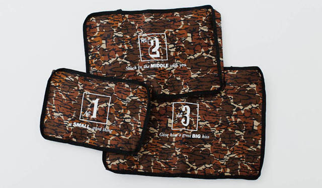 1・2・3とサイズによって表にナンバリングされているのが特徴。ポケッタブル仕様の万能ポーチ。No.1 ポーチ 3024円、No.2 ポーチ 3780円、No.3 ポーチ 4536円（LORINZA）