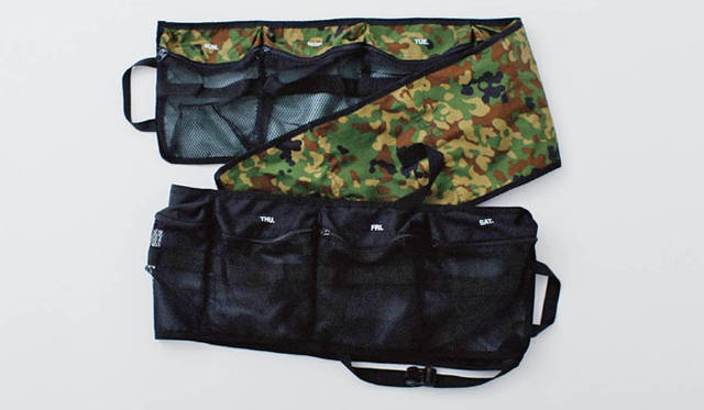 “MON., TUE.”と曜日がプリントされた遊び心溢れるポーチ。7DAY'S BAG 1万260円（LORINZA）