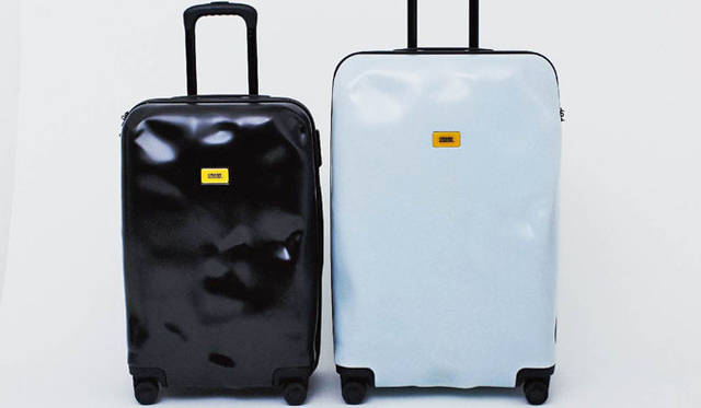 ボディには軽量なポリカーボネート素材を使用。内側にはファスナーポケットや固定ベルトを装備し機能性も充実。CRASH BAGGAGE 55L 3万7800円、CRASH BAGGAGE 85L 4万3200円（CRASH BAGGAGE）