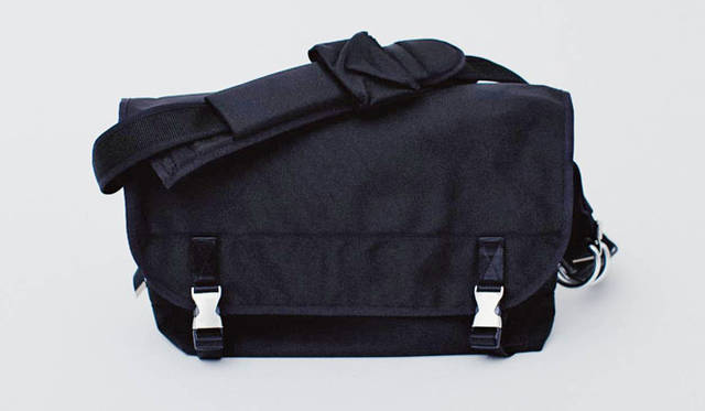 定番シリーズのバリスティックメッセンジャーバッグ。MESSENGER BAG 3万3480円（LORINZA）