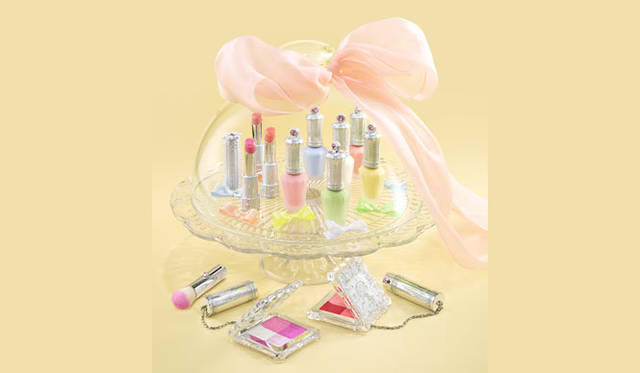 ブランド10周年を迎えるジルスチュアート ビューティ。幸せを結び合わせるシフォンリボンをモチーフにした限定メイクコレクション「シフォンリボン コレクション」登場。2月6日（金）発売。「ジルスチュアート マットシフォン リップス」（4色）3024円、「ジルスチュアート マットシフォン ネイルズ」（7色）1620円、「ジルスチュアート ミックスブラッシュ コンパクト N」（4色×2種）4860円など